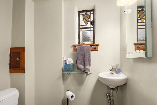 Building Photo - $2000 OFF 1 Months Rent with a Lease Start...
