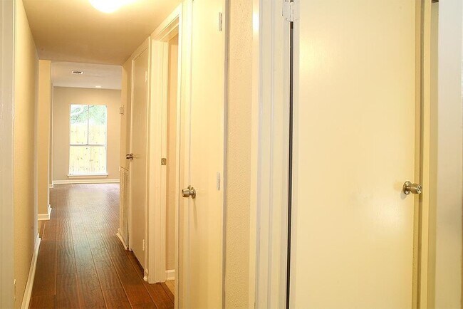 Building Photo - 9 Wolfhound Ln