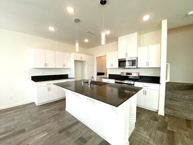 Building Photo - $2,195, 3 Bedroom In Gated Community with ...