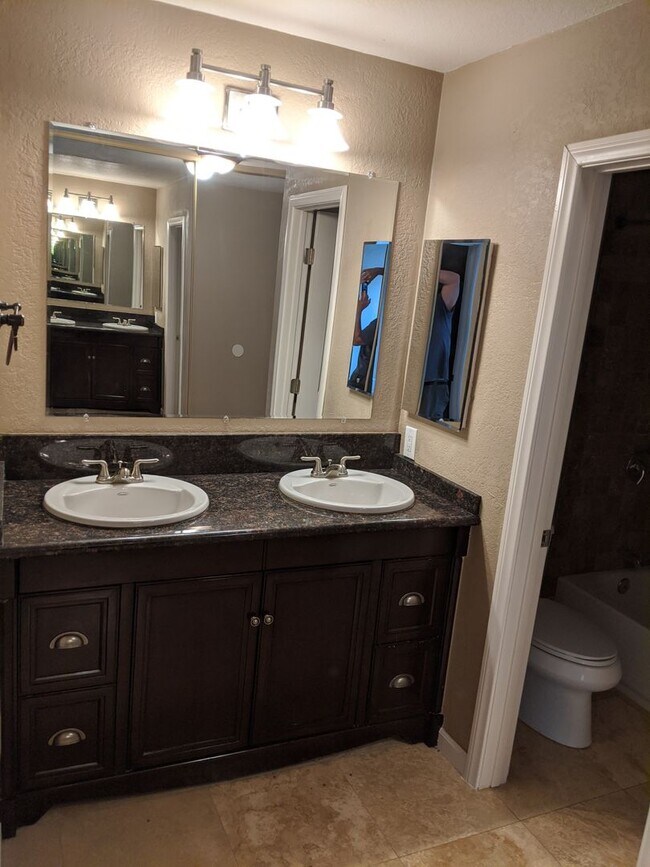 Building Photo - Welcome home to this charming 3-bedroom ho...