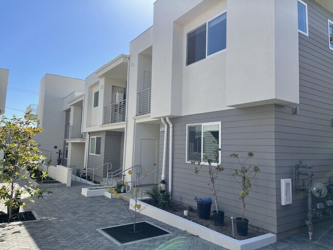Building Photo - State of the Art, 2 bed 2.5 bath Luxury Condo in Ventura!