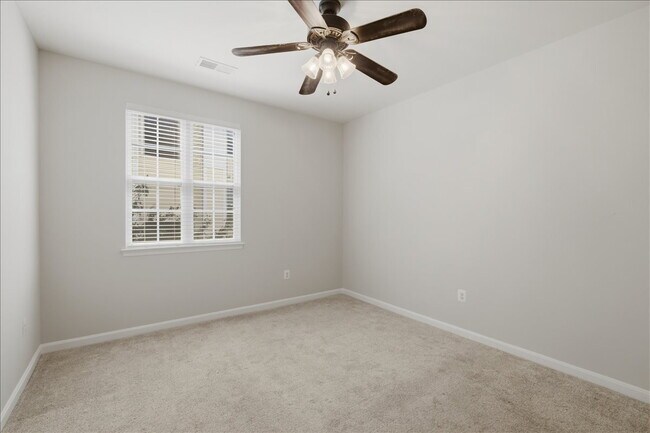 Building Photo - Elegant two bedroom and two bath Condo Living in the Heart of Potomac Falls