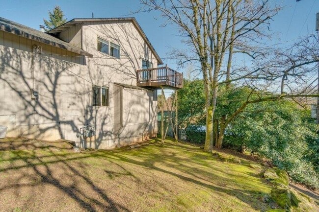 Building Photo - Updated 3 Bedroom, 1.5 Bathroom Duplex in ...