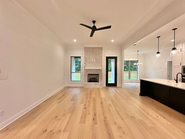 Building Photo - Available Now! Luxurious 3 Bedroom 2 Bath ...