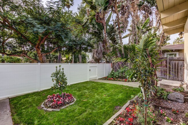 Building Photo - Ocean Avenue Duplex