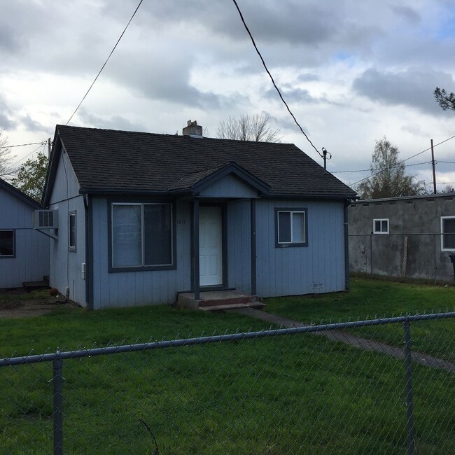 Primary Photo - 3BD 2BTH - FENCED YARD & WASHER DRYER HOOK...