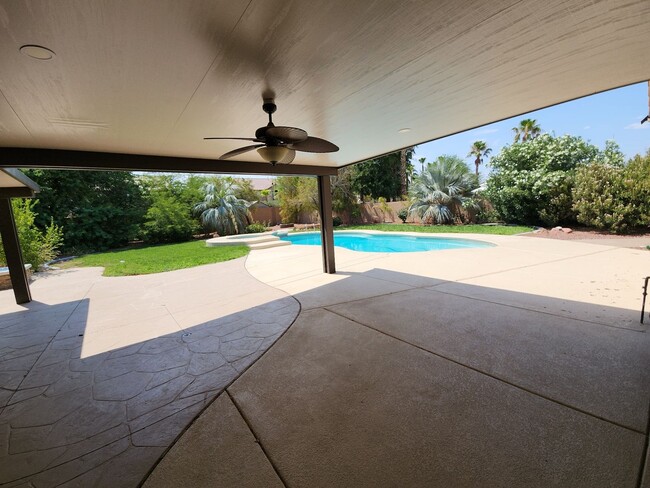 Building Photo - Stunning Home with Pool and Spa