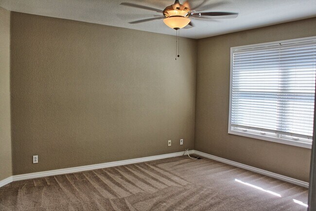 Building Photo - 4 bed 2.5 bath home in the Meadows