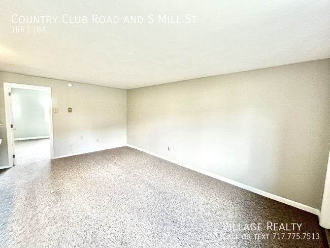 Building Photo - 811 Country Club Rd