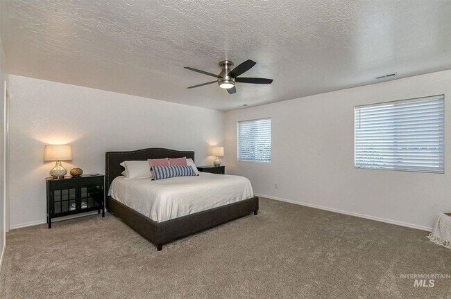 Building Photo - Large 5 Bedroom 3 Bath Home in Meridian _ Dog Friendly!
