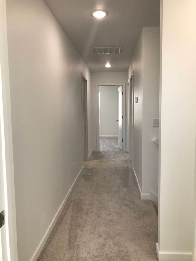 Building Photo - Executive Rental -  4 Bedroom 3 Baths