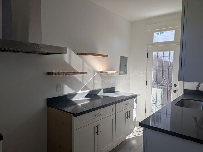 Building Photo - 1704 10th Ave