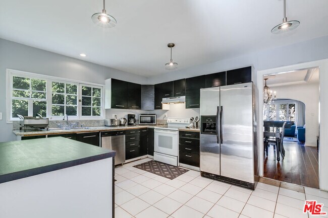 Building Photo - 137 Rexford Dr