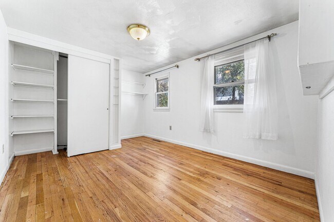 Building Photo - Old Town Lafayette Location! 4 bedrooms! Huge garage!