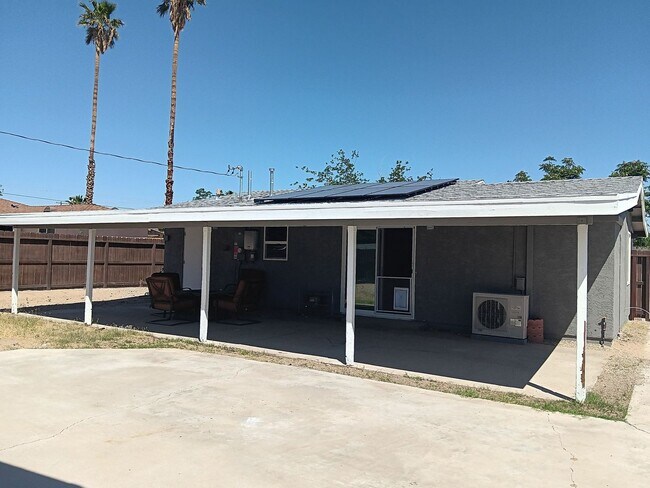 Building Photo - Gorgeous 2 Bedroom 1 Bath