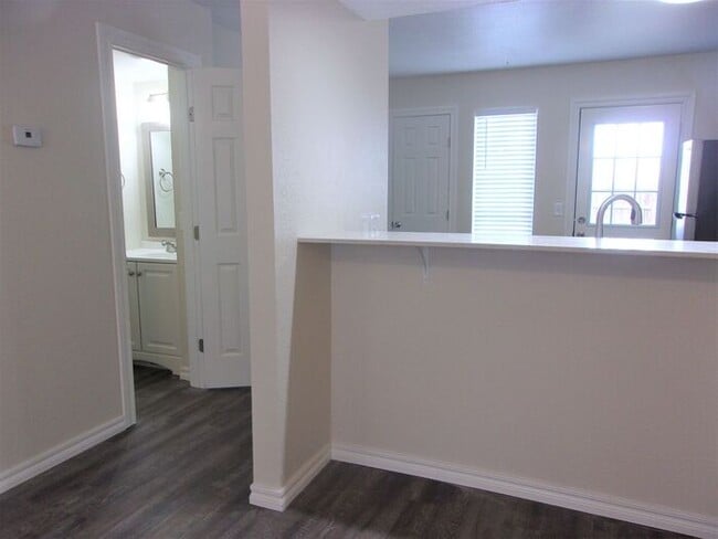 Building Photo - 2 BED 1.5 BATH TWO STORY TOWNHOUSE- WARR A...