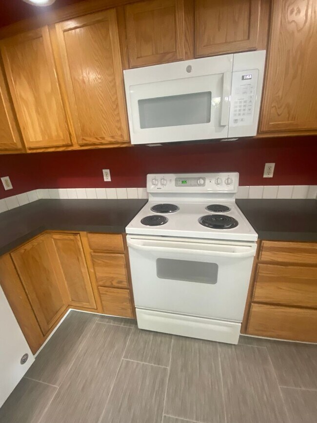 Building Photo - 3 Bed, 2 Bath,  Single Story, CUL-D-SAC Ho...
