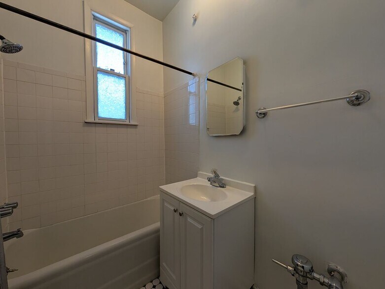 Building Photo - 4631 N Paulina St
