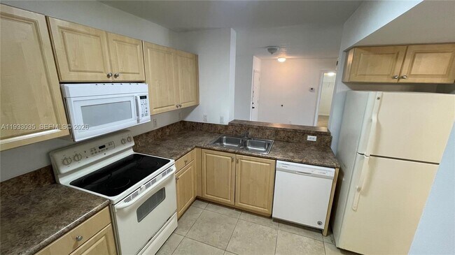 Building Photo - 529 E Sheridan St