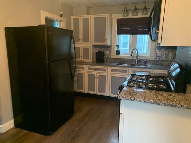 Building Photo - 293 Linden St