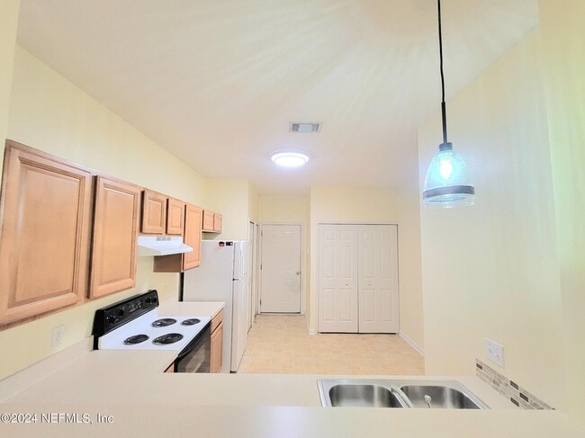 Building Photo - 915 Scrub Jay Dr