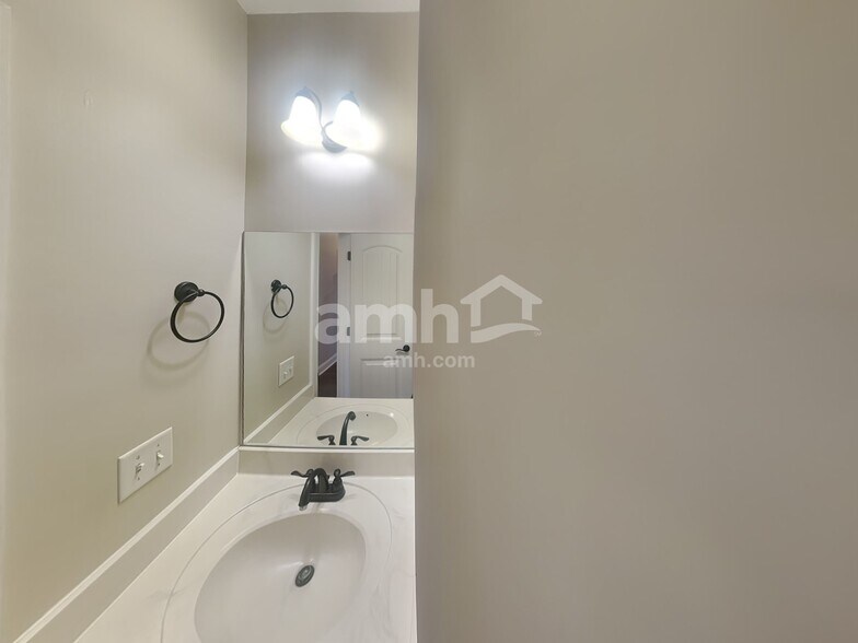 Building Photo - 1131 Longwood Dr