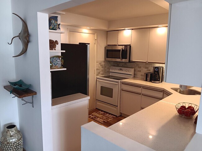 Building Photo - 305 N Pompano Beach Blvd