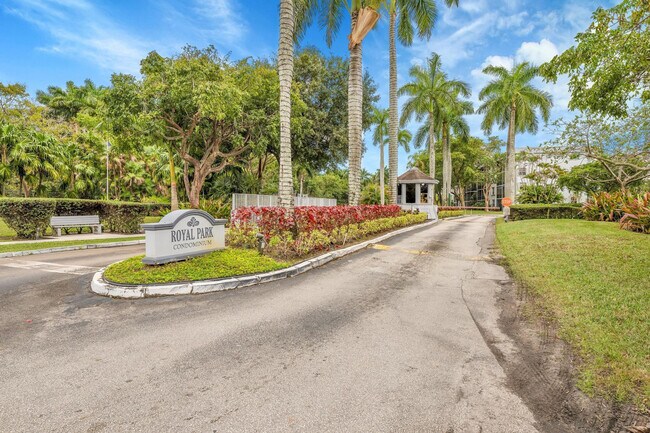 Building Photo - 118 Royal Pk Dr