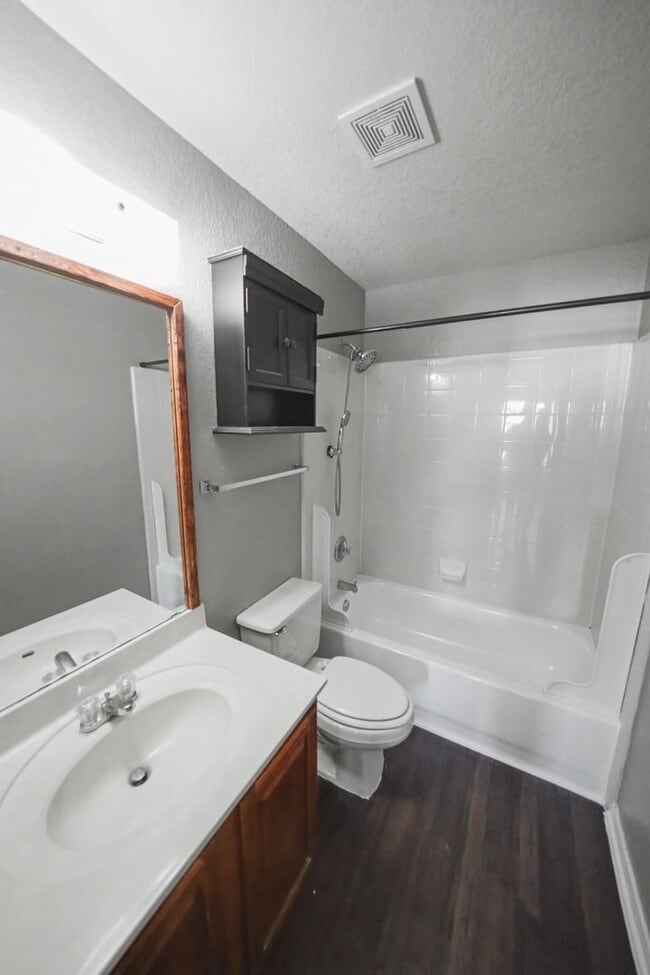 Building Photo - Spacious Cul-de-Sac Home with Greenbelt Privacy - Realtor Commission: $500