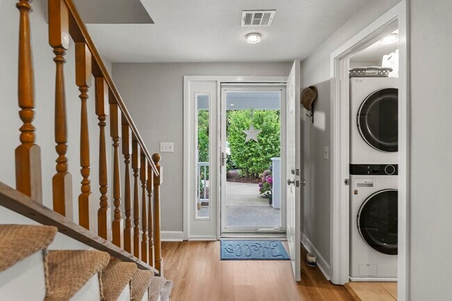 Building Photo - 18 Westcliff Dr