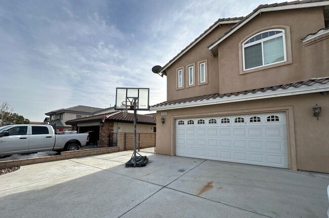 Building Photo - Spacious 5-bedroom, 3-bathroom short-term ...