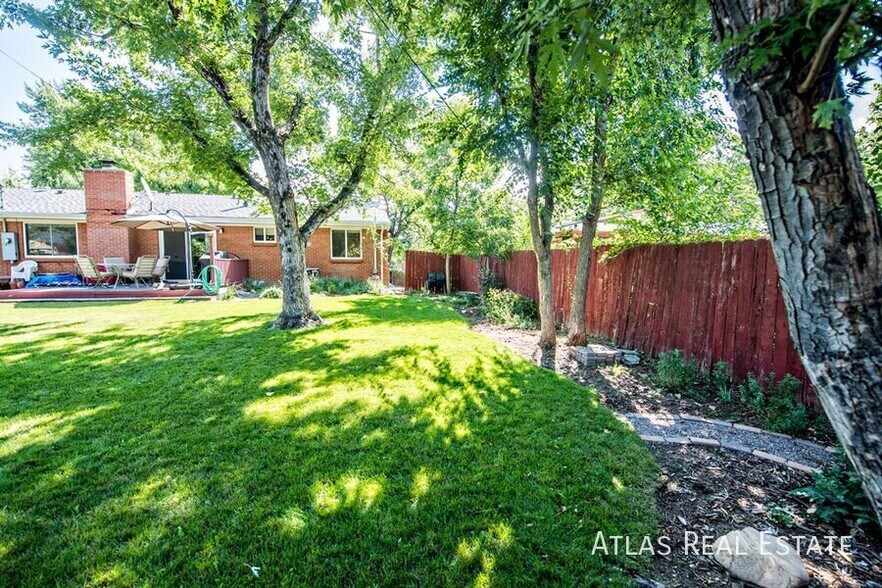 Building Photo - 681 S Holly St