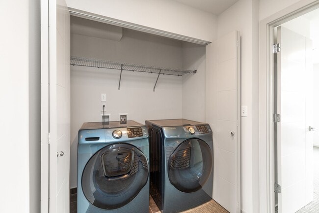 Building Photo - Stylish 3 BR/ 2/5 BA townhouse in Seattle