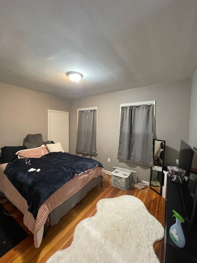 Building Photo - 644 Smith St