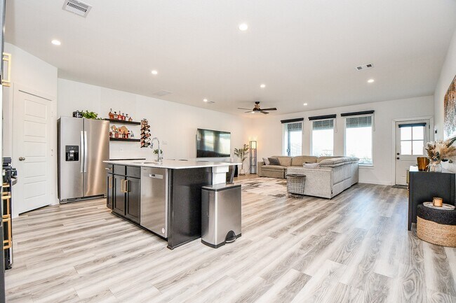 Building Photo - 2917 Skyline Mesa Dr