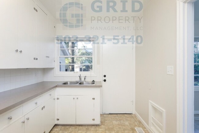 Building Photo - Spacious 3 Bedroom Home Available on Fores...
