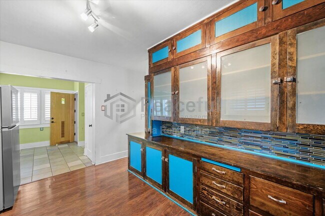 Building Photo - 662 E Redondo Ave