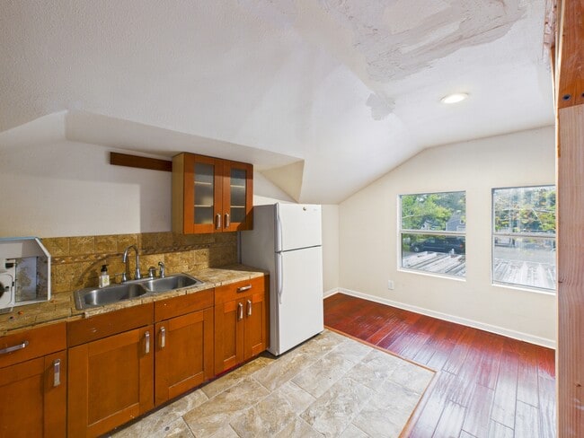 Building Photo - 1206 E 30th St