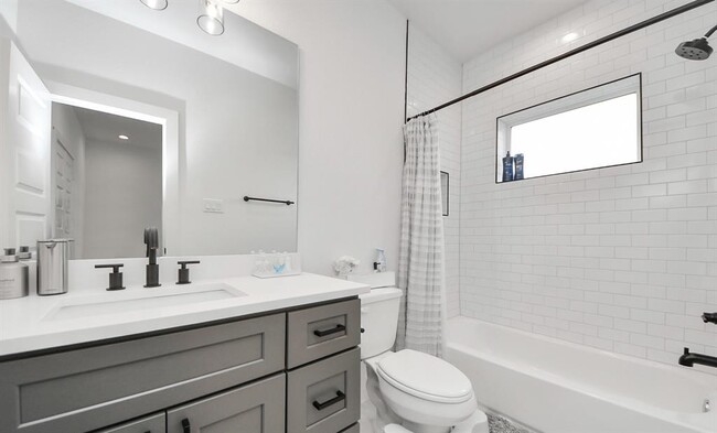 Building Photo - 1304 W 24th St