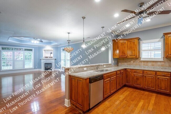 Building Photo - Beautiful large 1800 sf 3/2 for $2000 Townhome in Hixson with a garage and attic storage!