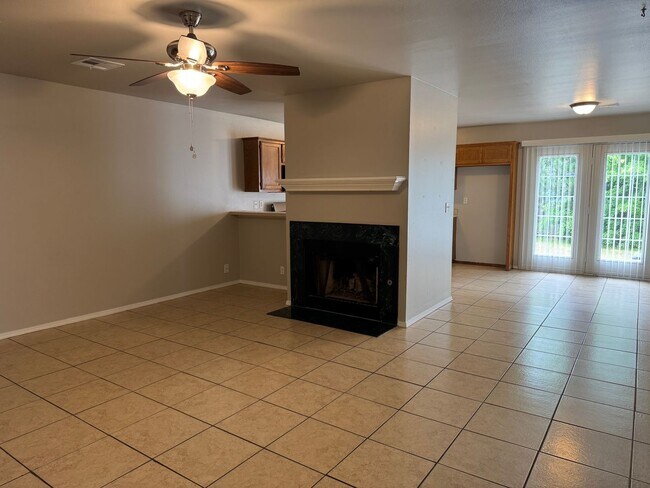 Building Photo - 3 bedroom, 2 bath, 1 car garage.