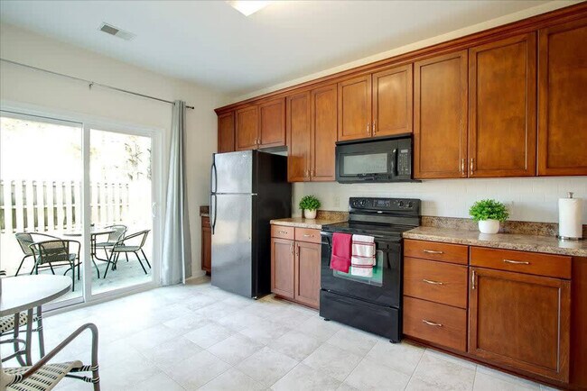 Building Photo - 11 Summer Lake Way