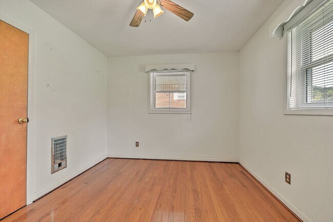 Building Photo - 208 Hogan Ave