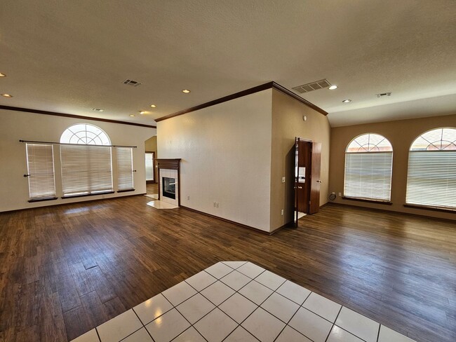 Building Photo - (3) Bed/(2) Bath in West Norman's Castlero...