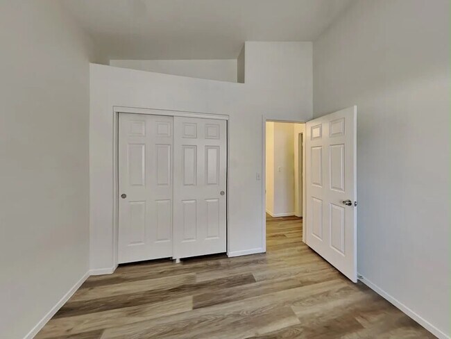 Building Photo - 6281 Hill Haven Ave