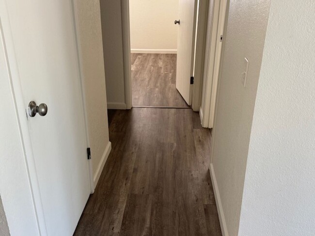 Building Photo - Updated 2 Bed / 1 Bath Duplex in Orangeval...