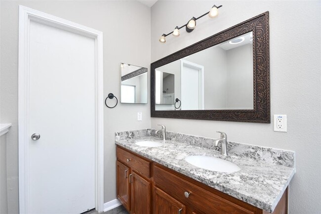 Building Photo - 24406 Lakecrest Village Dr