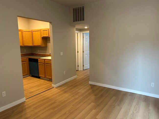 Building Photo - 627 N Prospect St