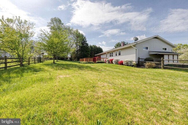 Building Photo - Beautiful 3bd 3bth single family ranch sty...