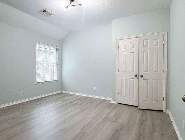 Building Photo - 3043 Summercrest Dr